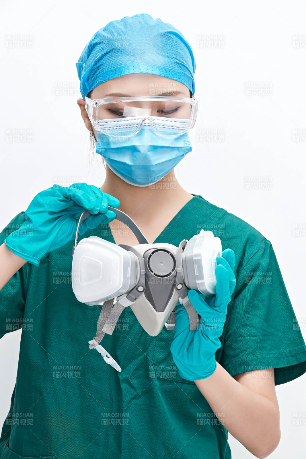 白色背景下的外科手術醫療人員形象