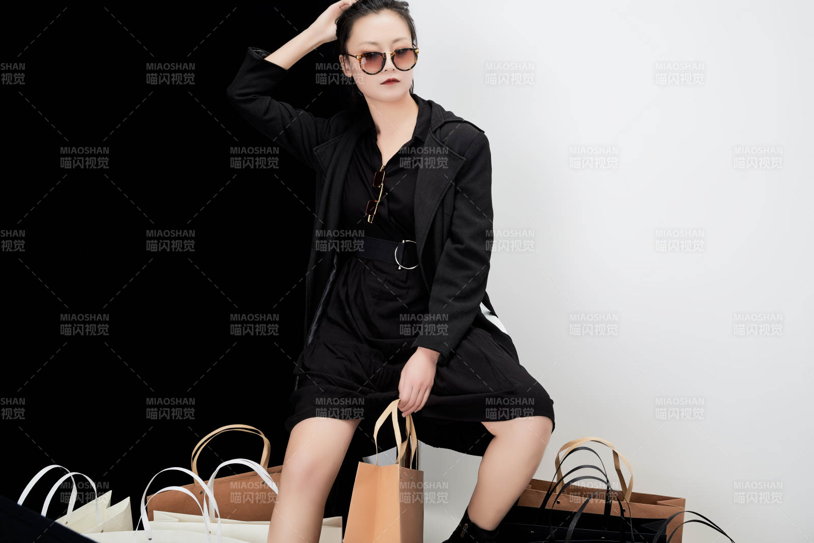 黑白色背景下的手提購物袋的時尚亞洲少女