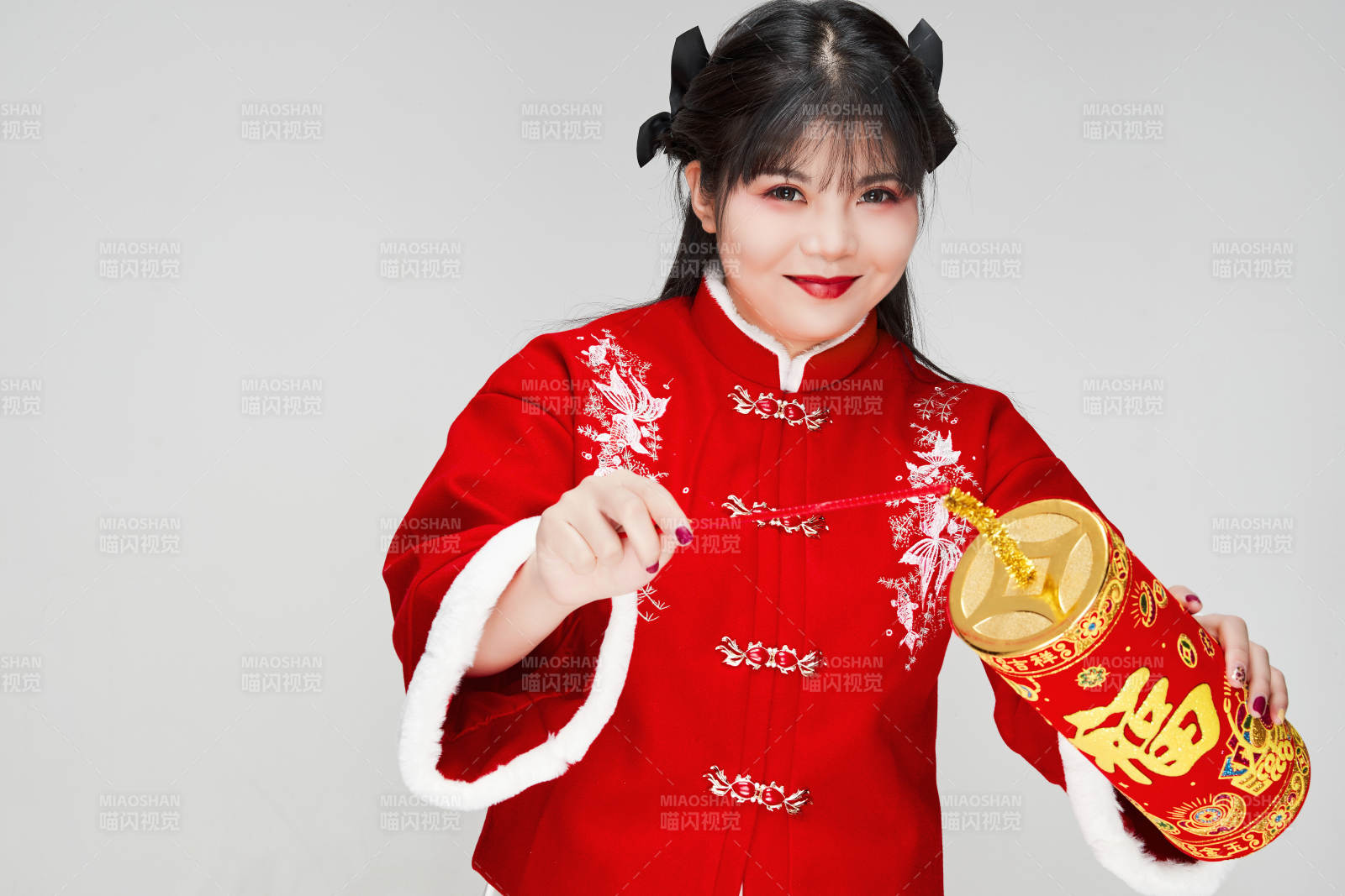 懷抱爆竹身穿喜慶漢服的可愛少女