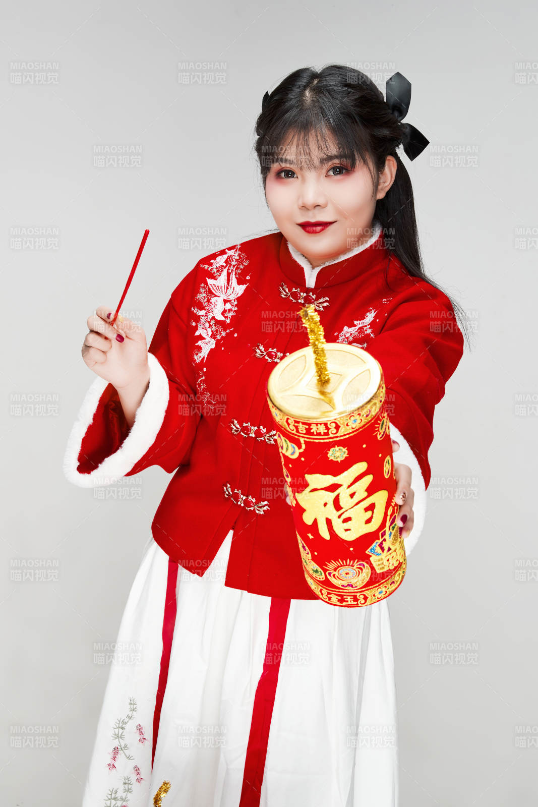 懷抱爆竹身穿喜慶漢服的可愛少女