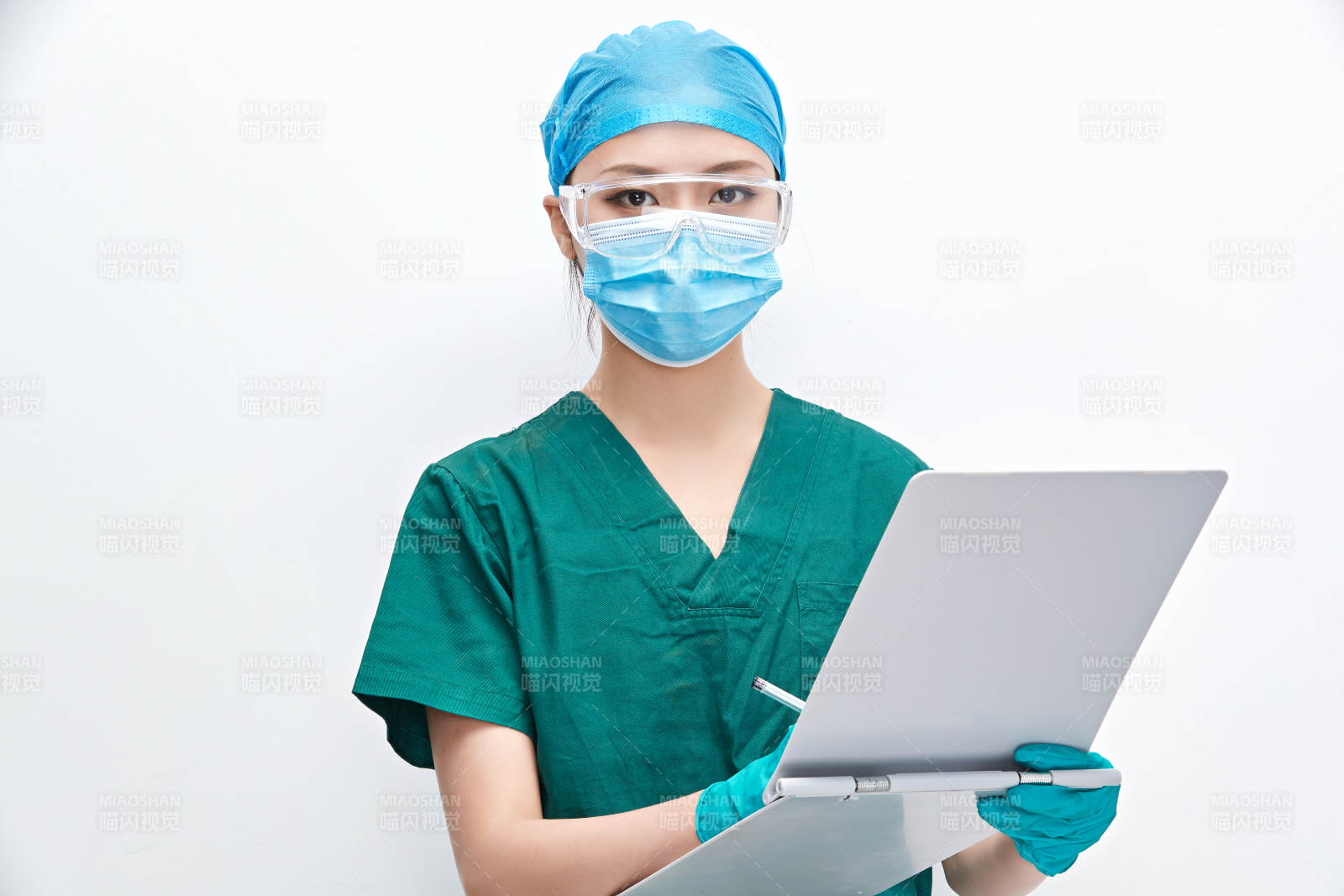 白色背景下的外科手术医疗人员形象图片