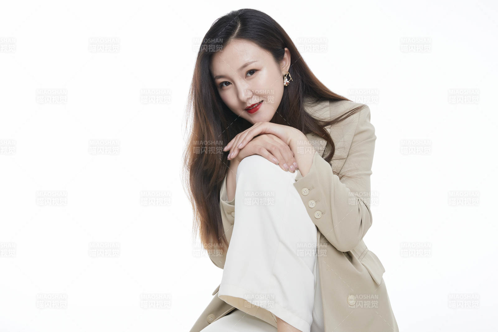 棚拍白色背景亞洲年輕職業(yè)女性