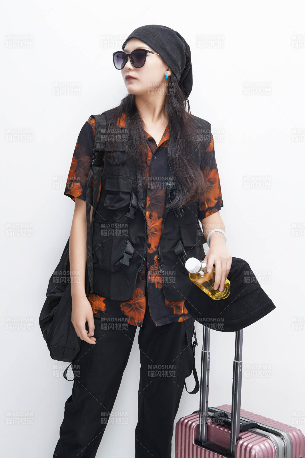 白色背景下準備出發旅行的美麗東方女大學生