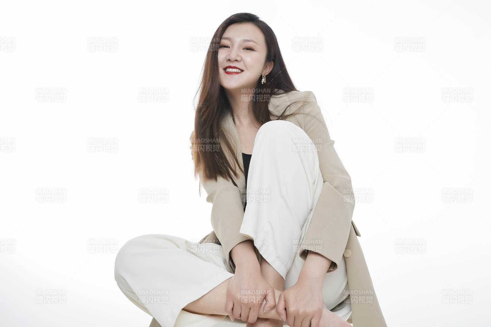 棚拍白色背景亞洲年輕職業女性