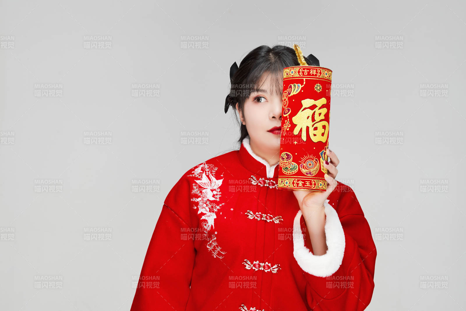 懷抱爆竹身穿喜慶漢服的可愛少女