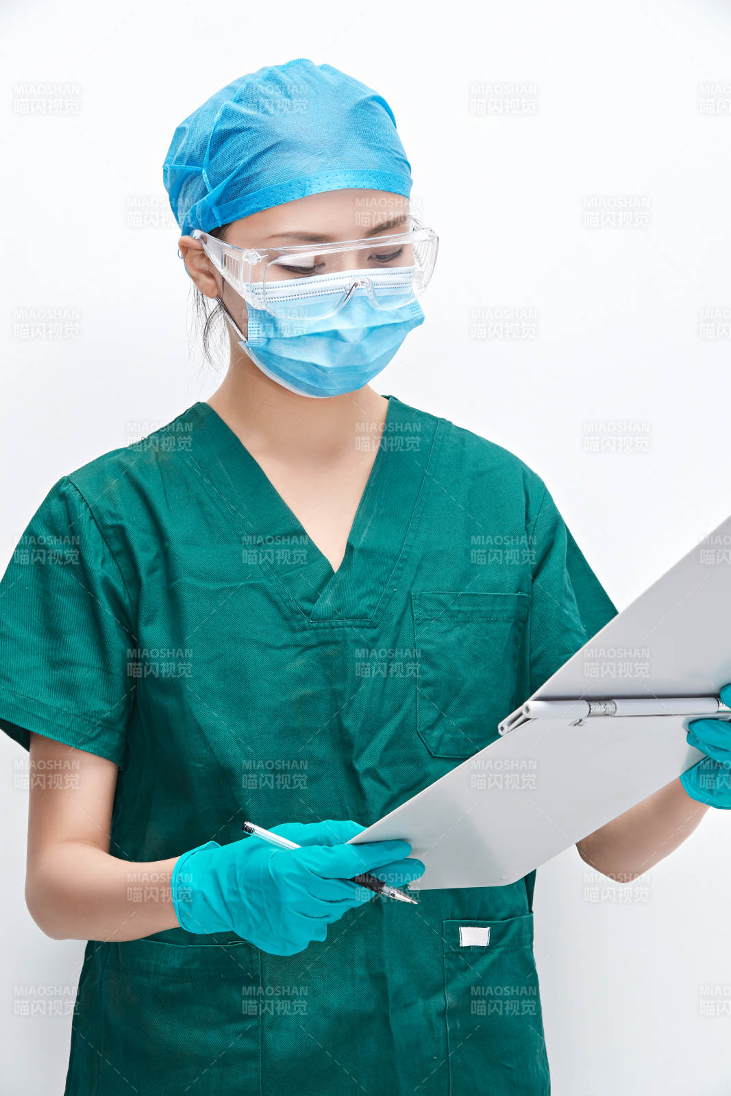 白色背景下的外科手術醫療人員形象