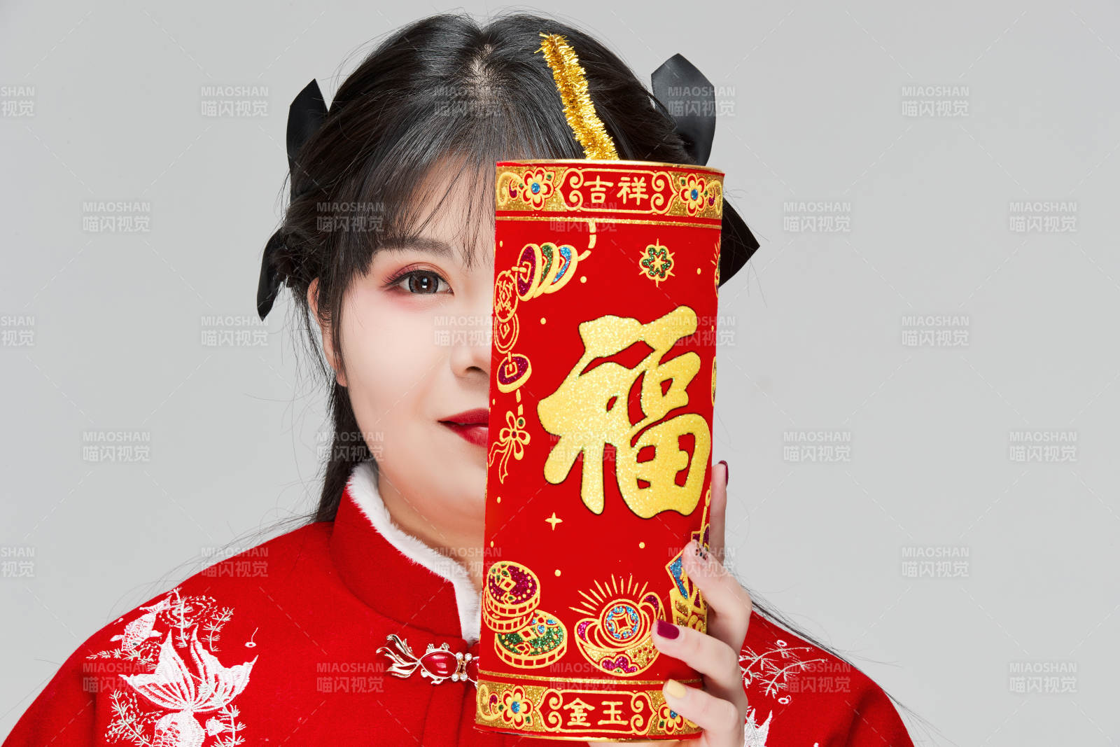 懷抱爆竹身穿喜慶漢服的可愛少女