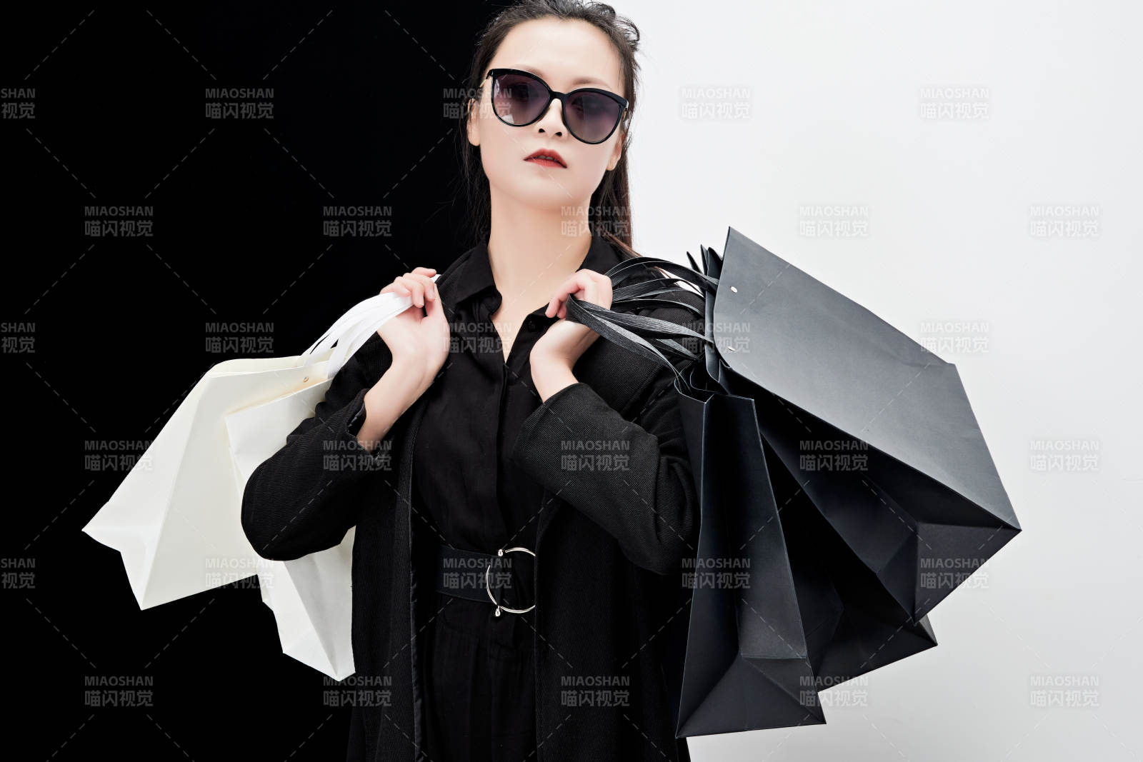 黑白色背景下的手提購物袋的時尚亞洲少女