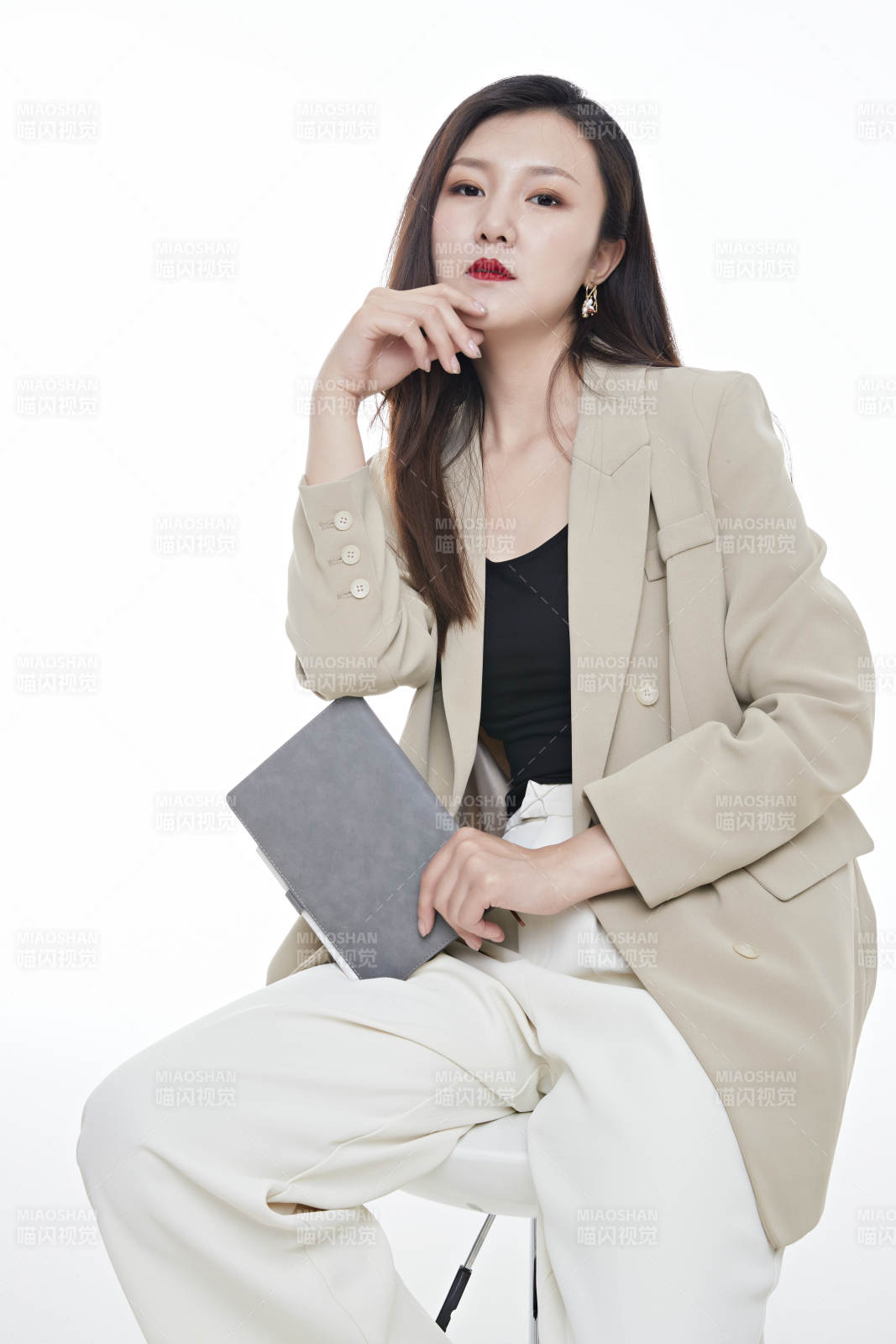 棚拍白色背景亞洲年輕職業(yè)女性