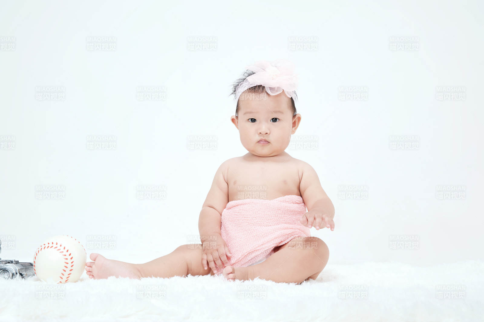 可愛的寶寶在毛茸茸的墊子上玩耍