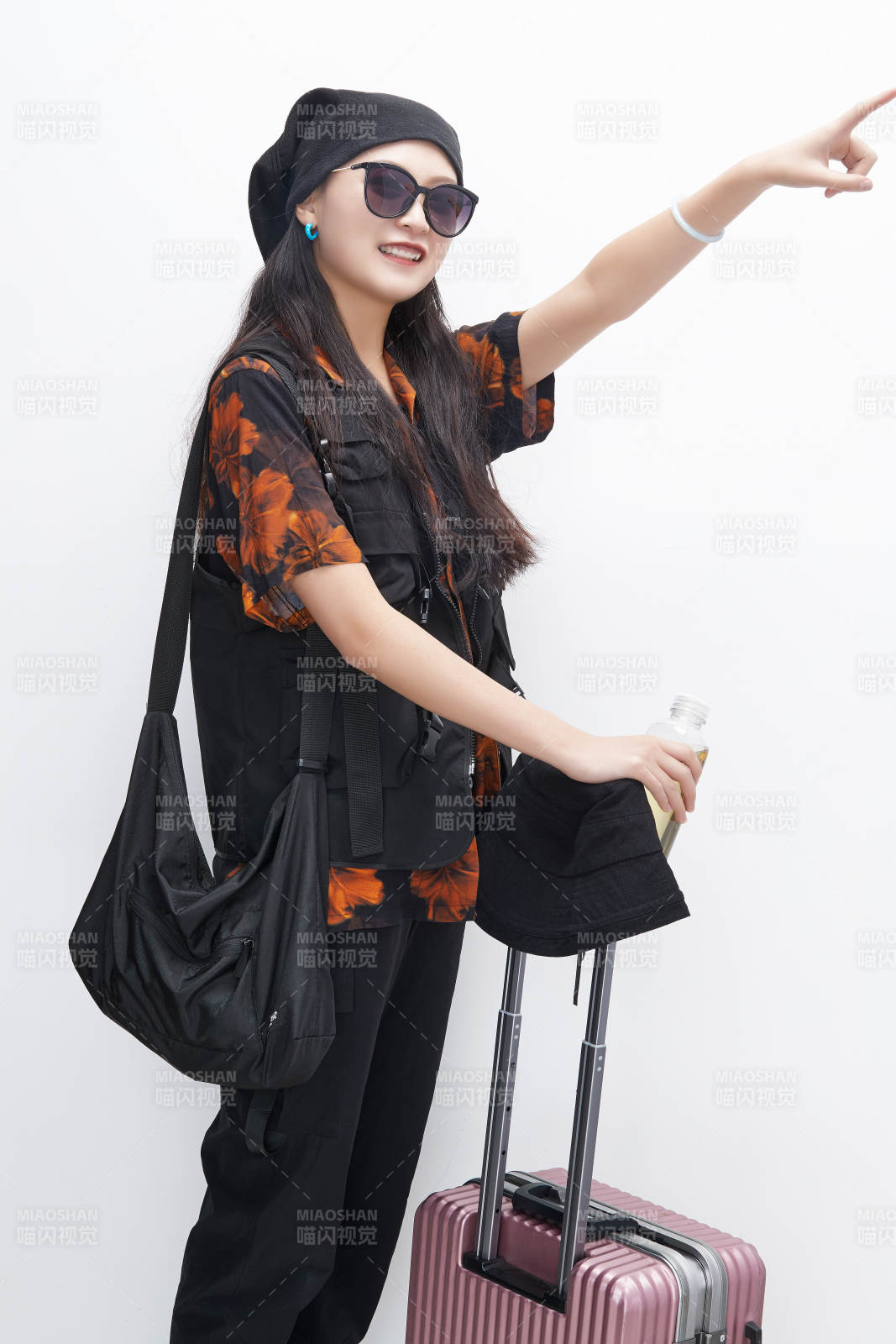 白色背景下準(zhǔn)備出發(fā)旅行的美麗東方女大學(xué)生