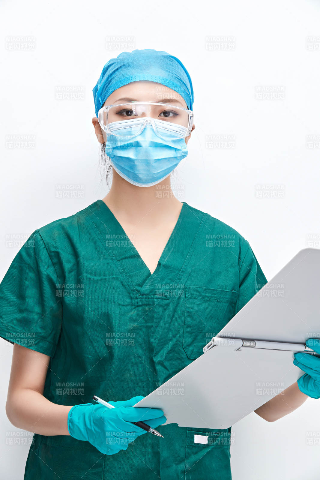白色背景下的外科手術醫療人員形象