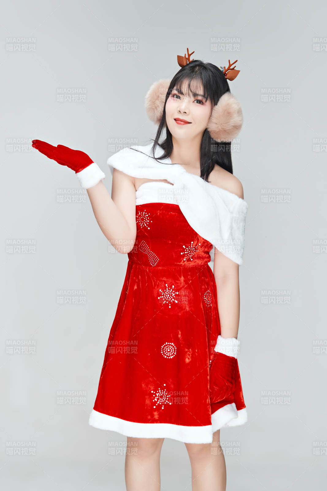 身穿圣誕服飾的性感可愛亞洲少女