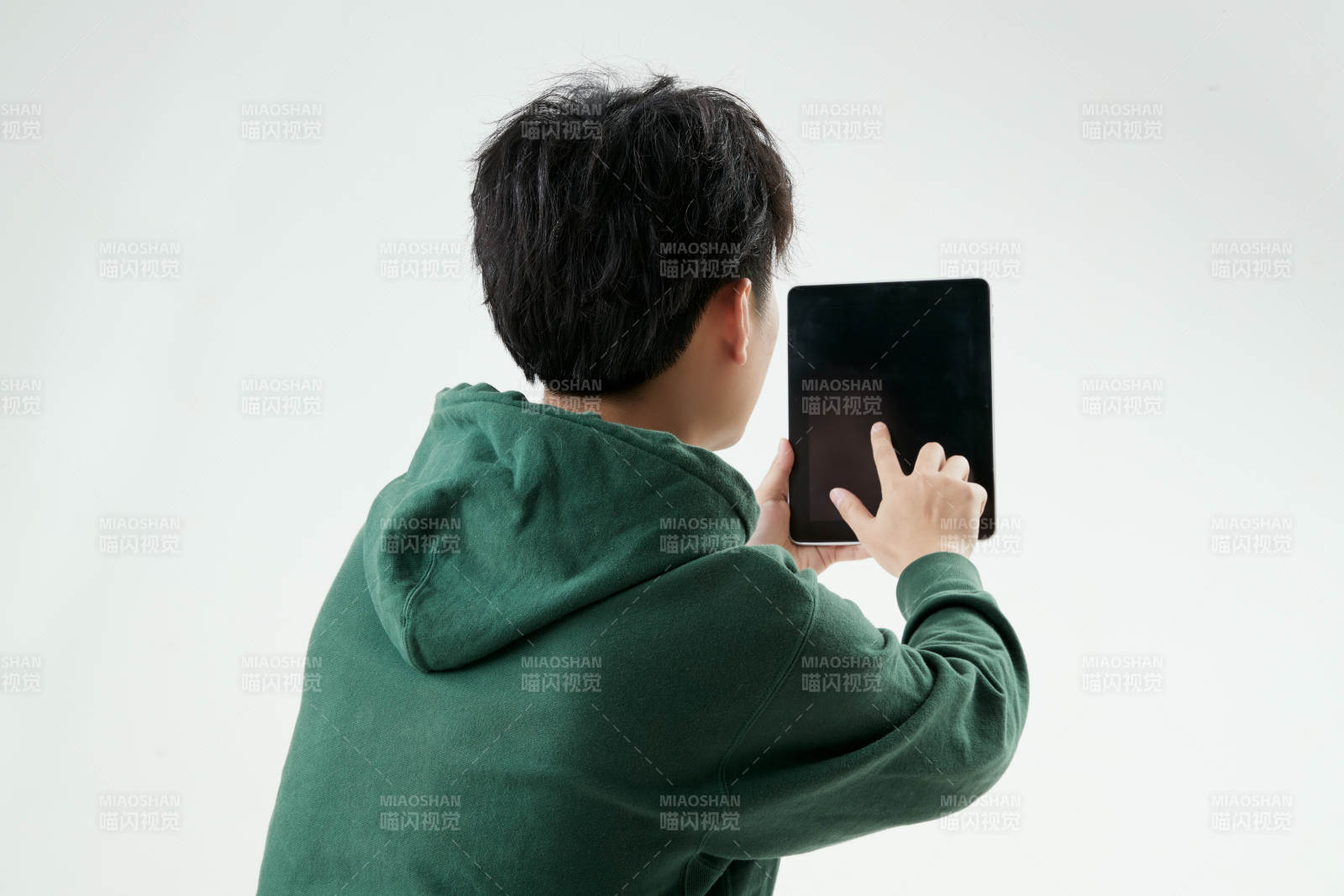 沉浸在網絡戀愛世界的青年男子