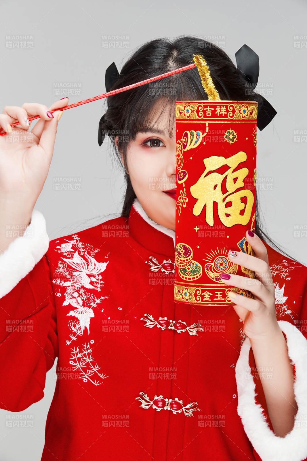 懷抱爆竹身穿喜慶漢服的可愛少女