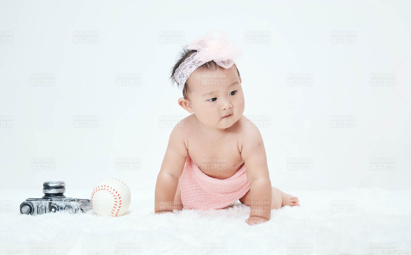 可愛的寶寶在毛茸茸的墊子上玩耍