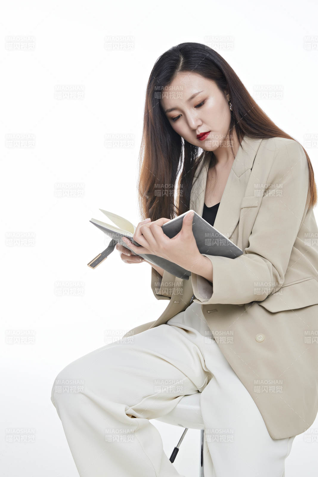 棚拍白色背景亞洲年輕職業女性