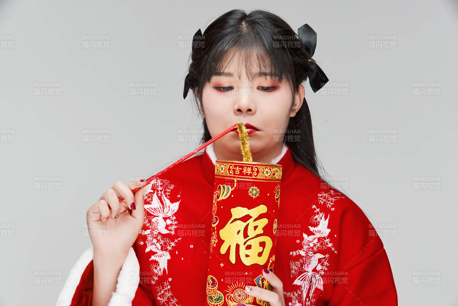 懷抱爆竹身穿喜慶漢服的可愛少女