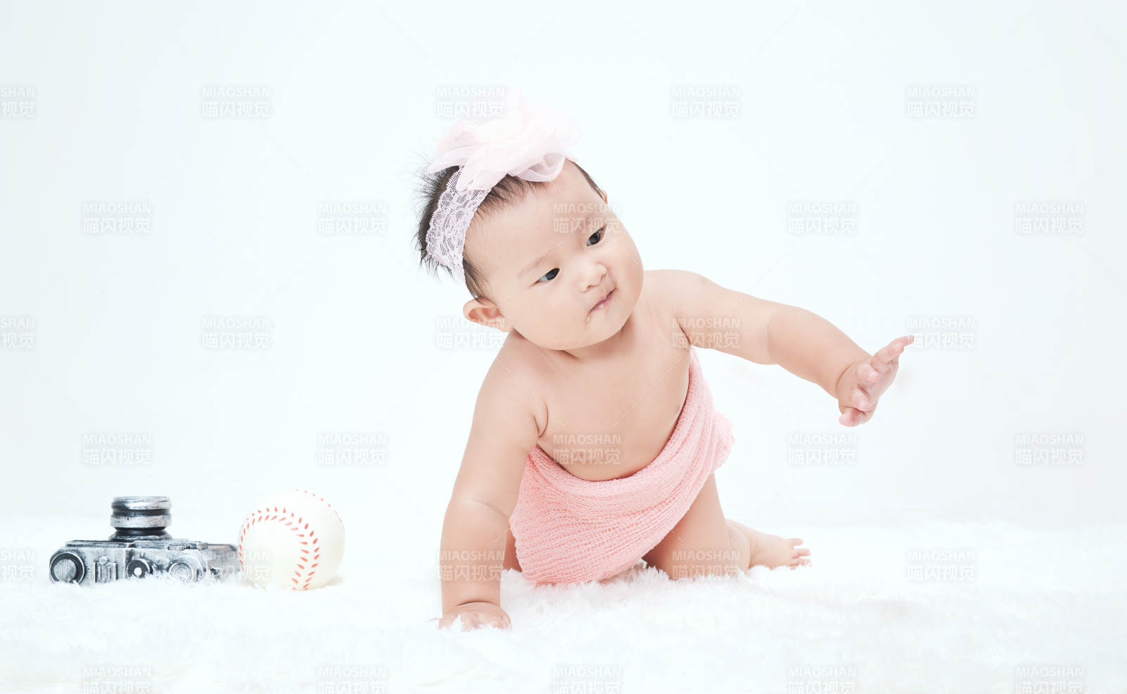 可愛的寶寶在毛茸茸的墊子上玩耍