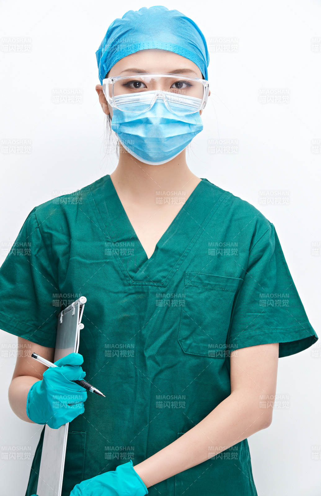 白色背景下的外科手術醫(yī)療人員形象