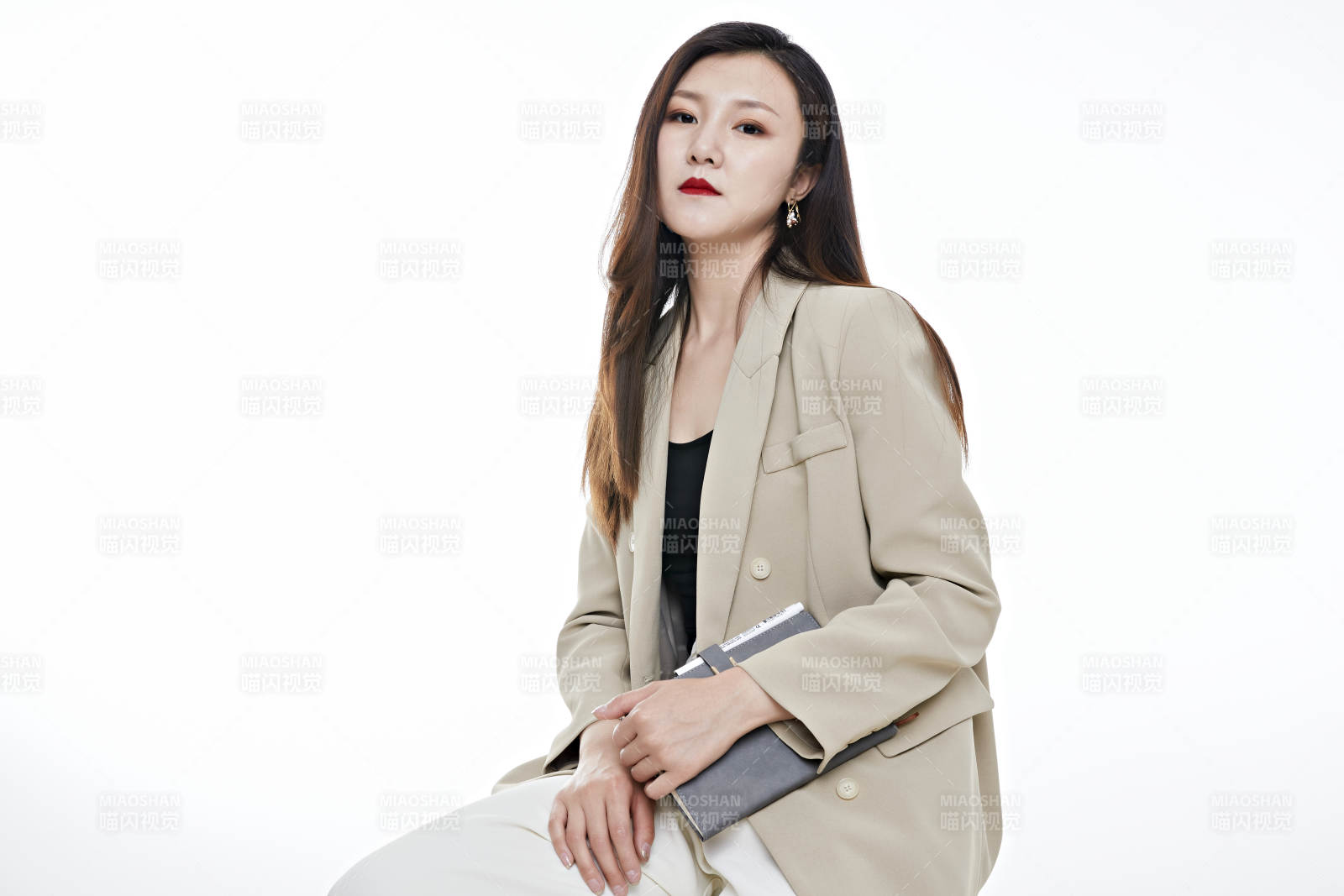 棚拍白色背景亞洲年輕職業女性