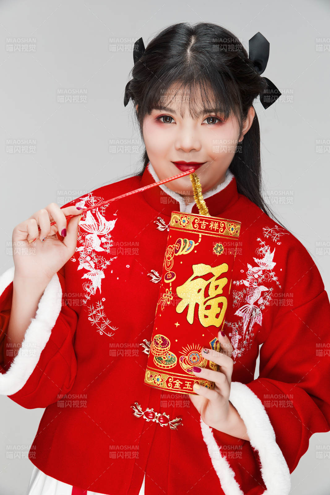 懷抱爆竹身穿喜慶漢服的可愛少女