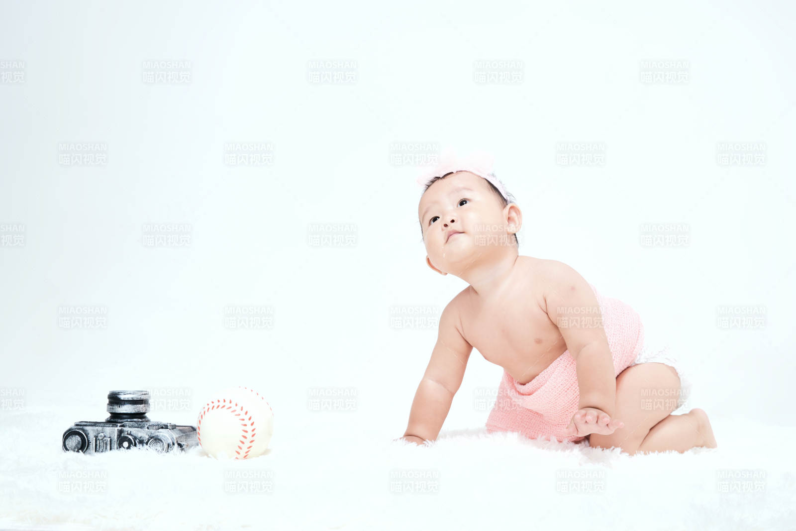 可愛的寶寶在毛茸茸的墊子上玩耍