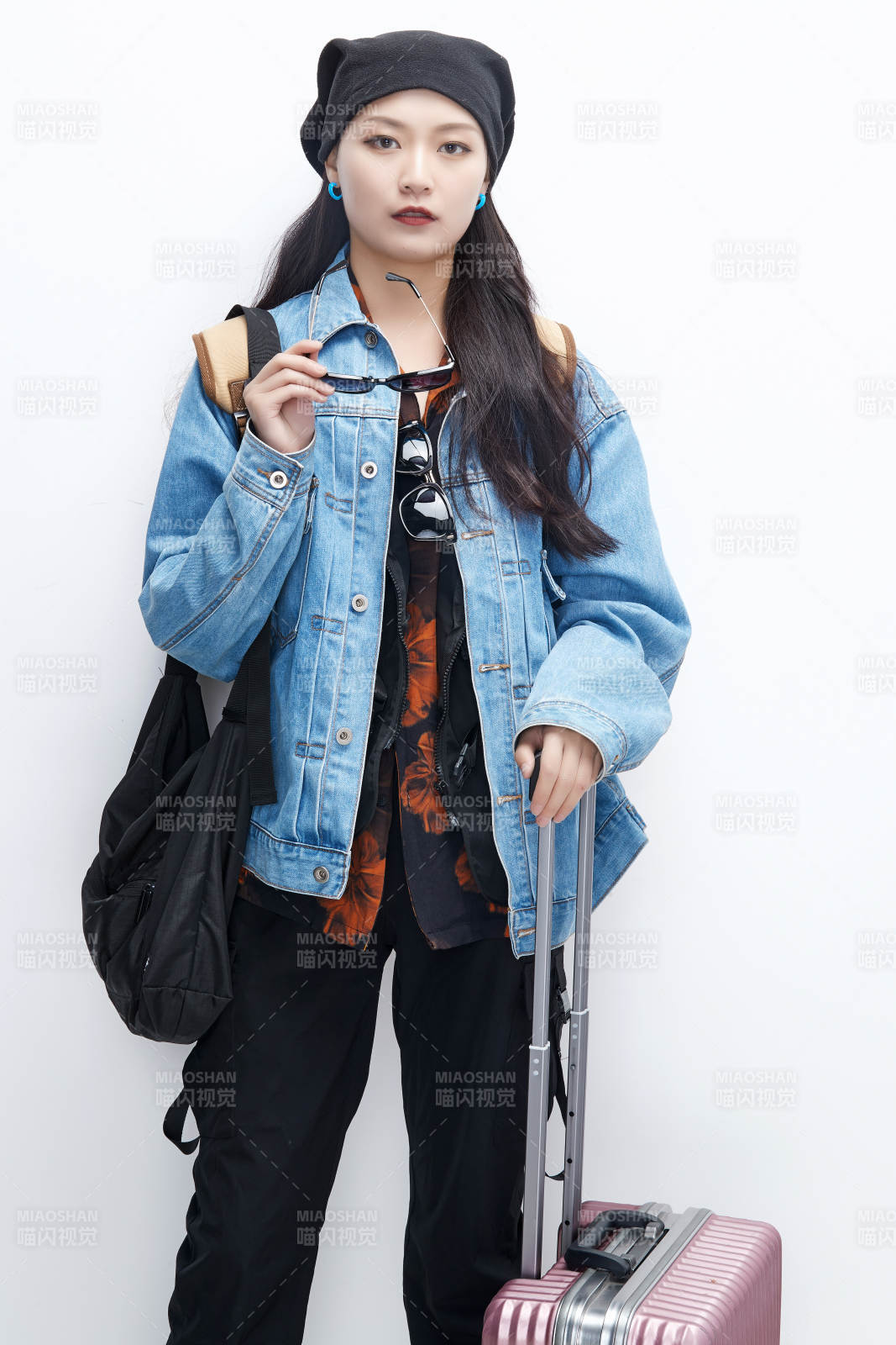 白色背景下準備出發旅行的美麗東方女大學生