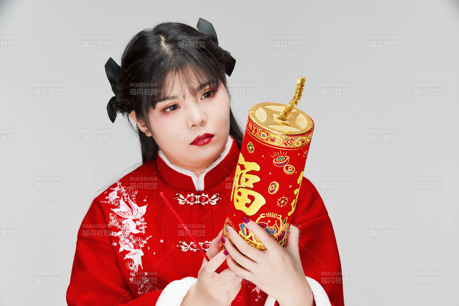 懷抱爆竹身穿喜慶漢服的可愛少女