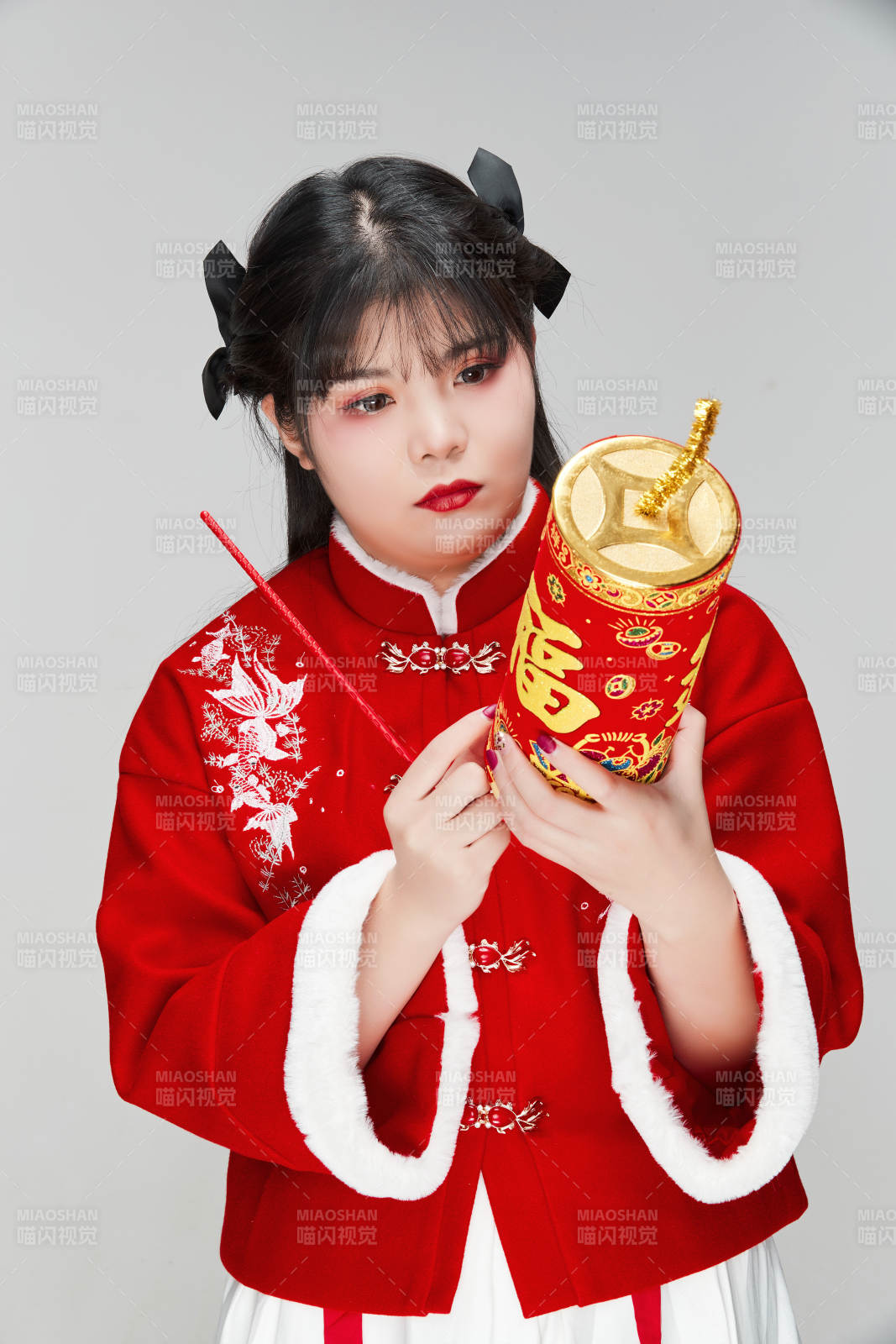 懷抱爆竹身穿喜慶漢服的可愛少女