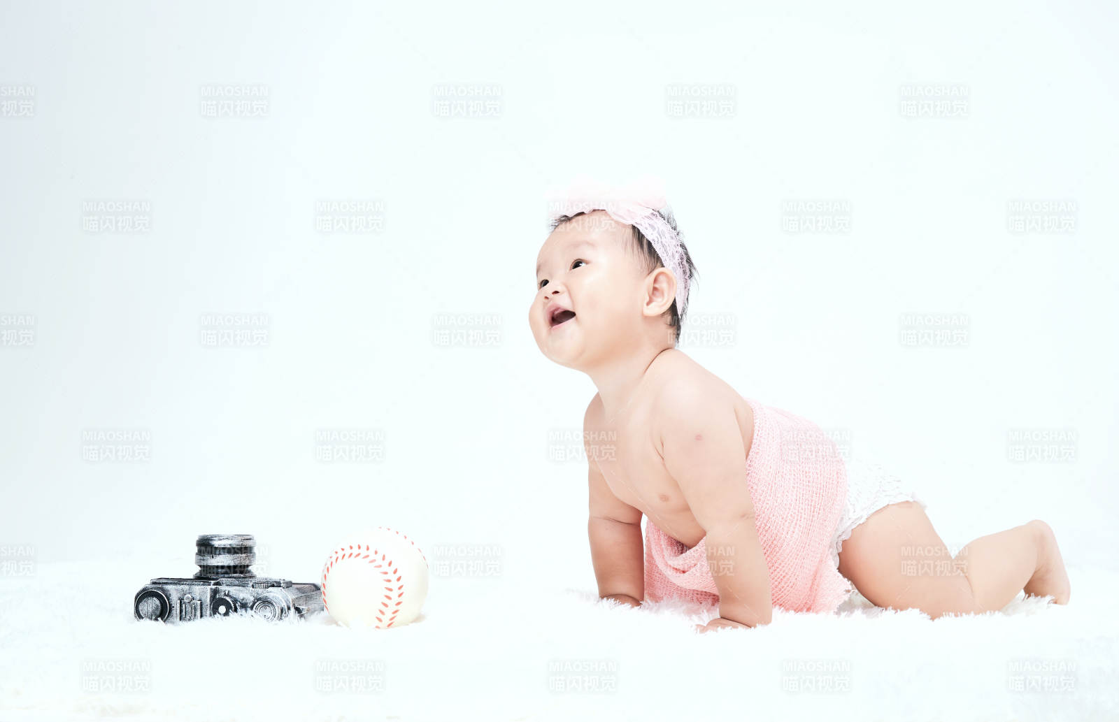 可愛的寶寶在毛茸茸的墊子上玩耍