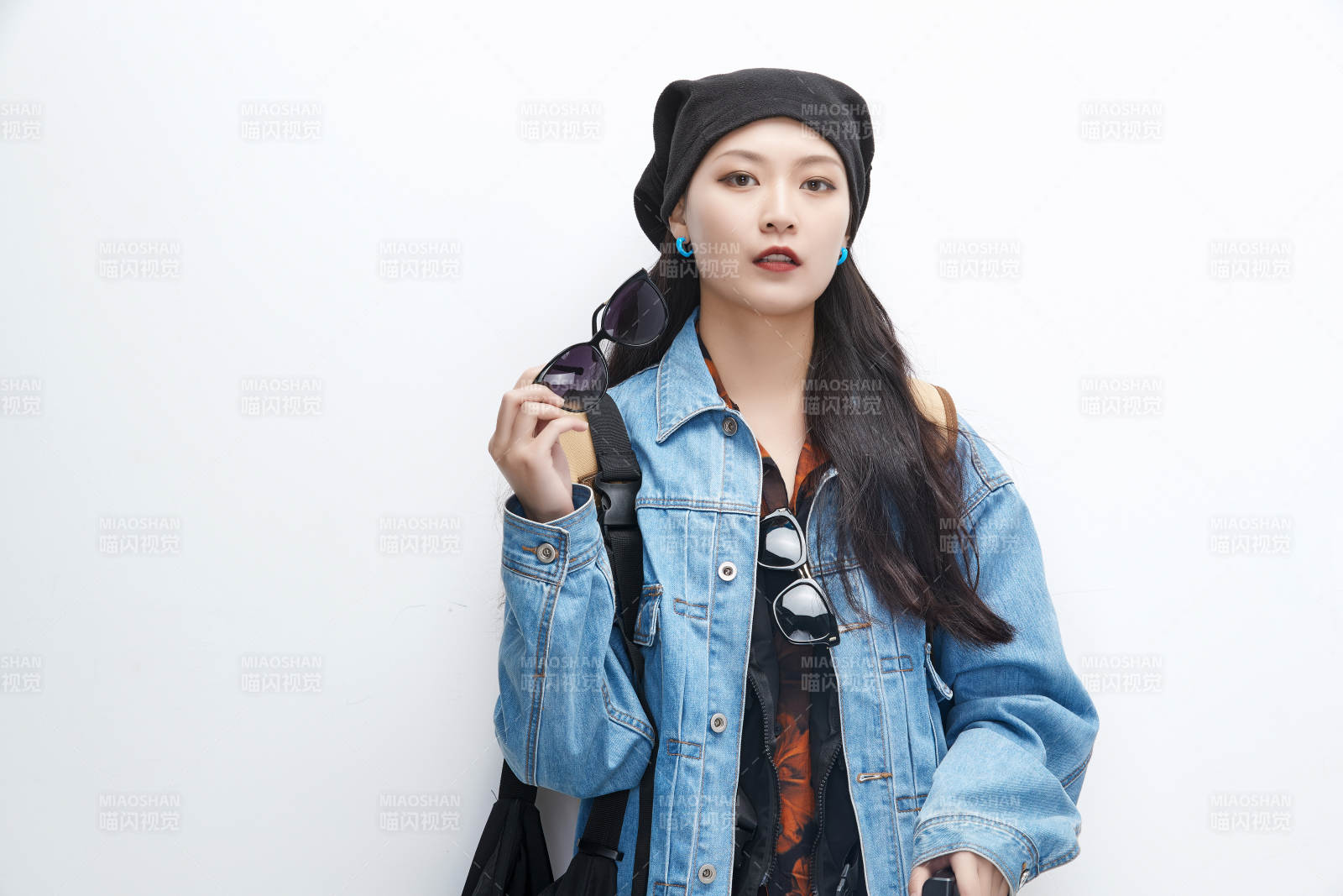 白色背景下準備出發旅行的美麗東方女大學生