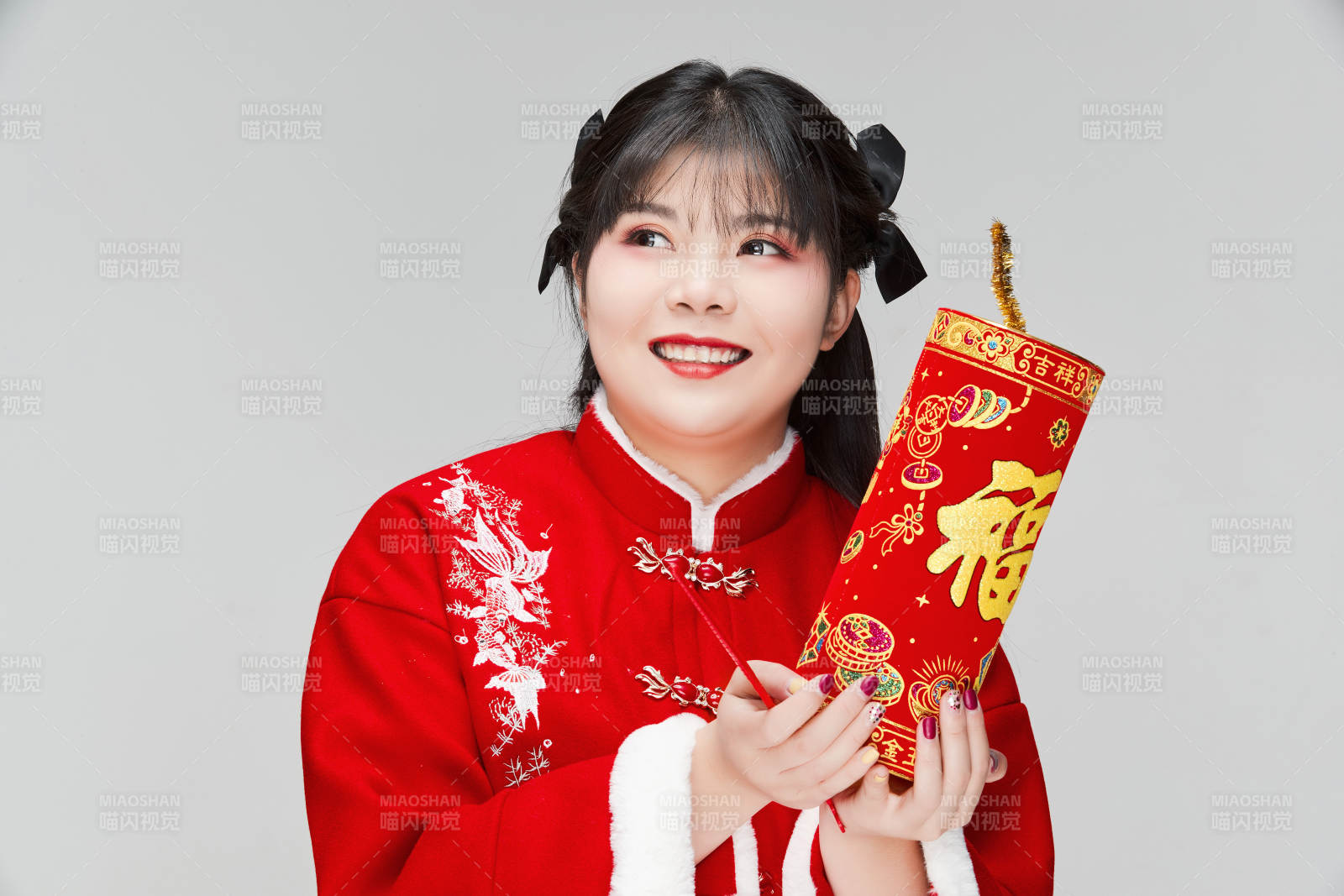 懷抱爆竹身穿喜慶漢服的可愛少女