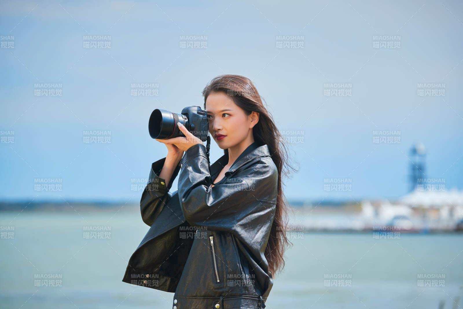 戶外湖畔進行拍攝的亞洲青年女性攝影師