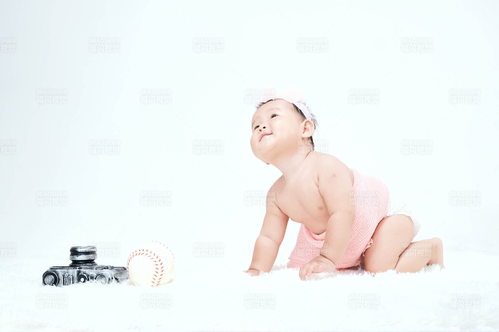 可愛的寶寶在毛茸茸的墊子上玩耍