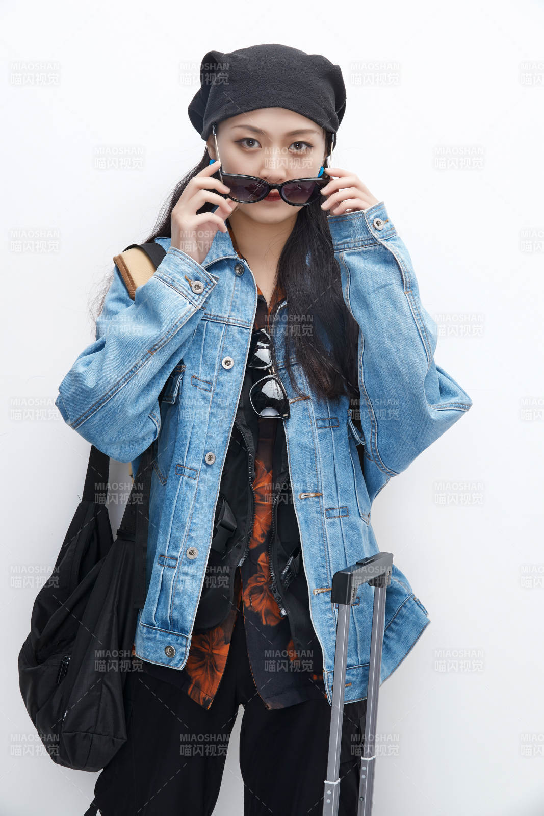 白色背景下準備出發旅行的美麗東方女大學生