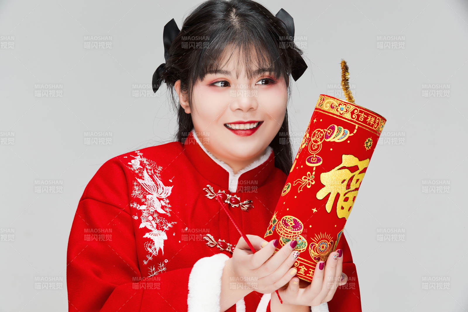 懷抱爆竹身穿喜慶漢服的可愛少女