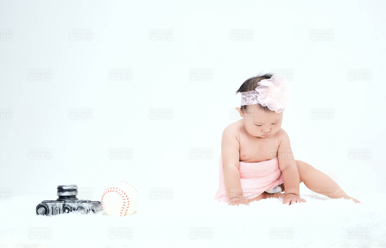 可愛的寶寶在毛茸茸的墊子上玩耍