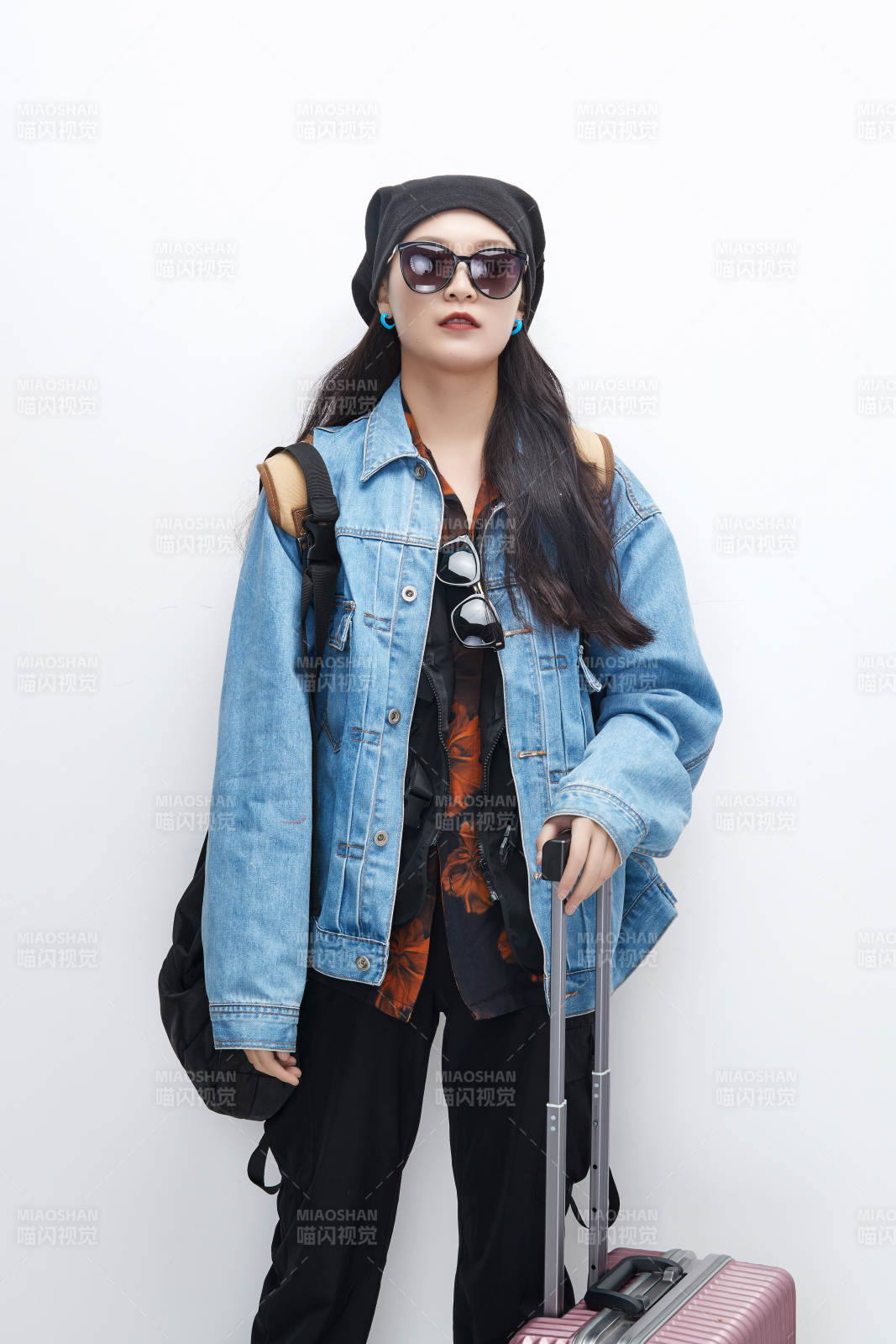 白色背景下準備出發旅行的美麗東方女大學生