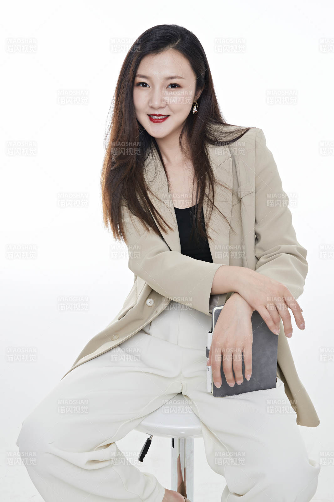 棚拍白色背景亞洲年輕職業女性