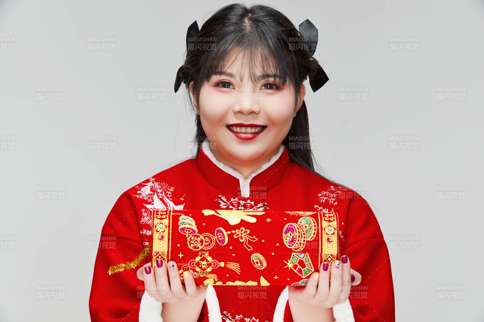 懷抱爆竹身穿喜慶漢服的可愛少女