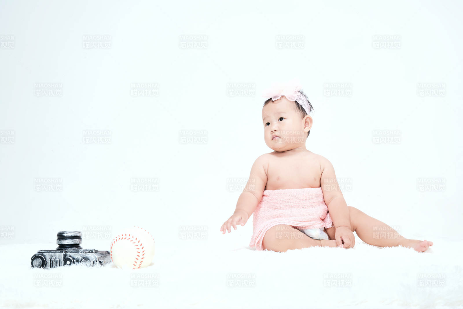 可愛的寶寶在毛茸茸的墊子上玩耍