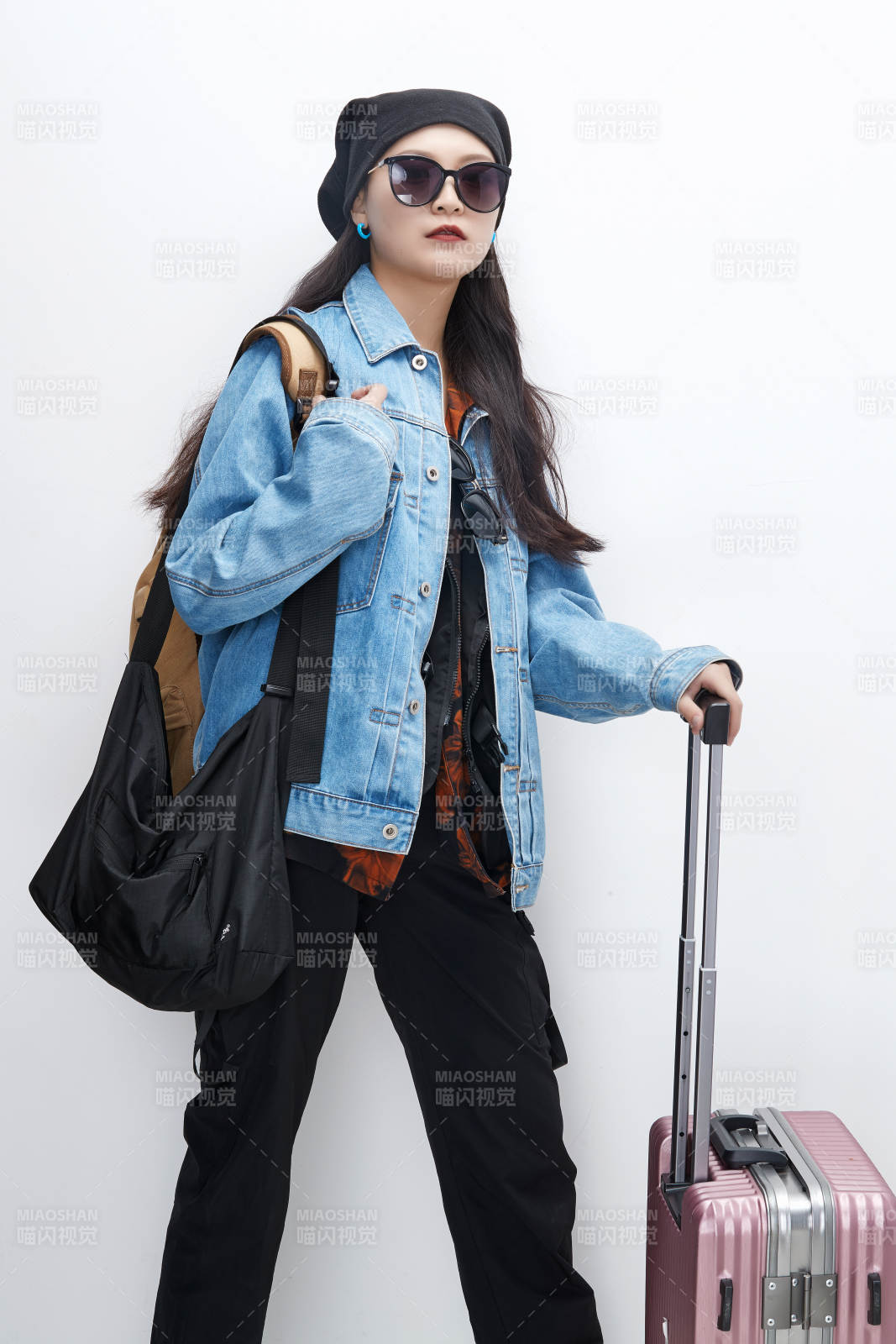 白色背景下準備出發旅行的美麗東方女大學生