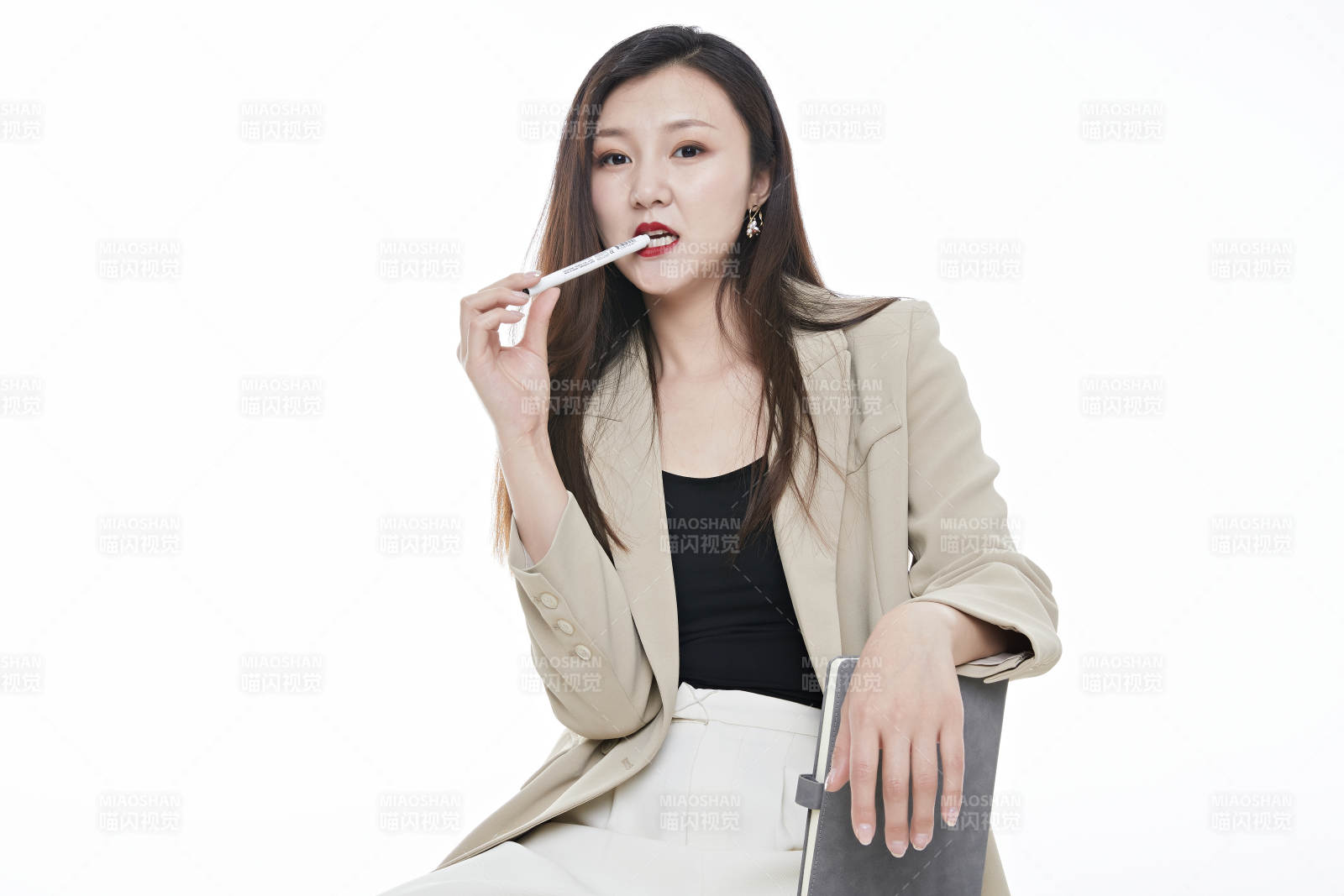 棚拍白色背景亞洲年輕職業女性