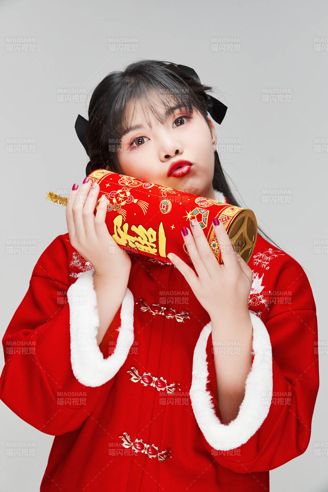 懷抱爆竹身穿喜慶漢服的可愛少女