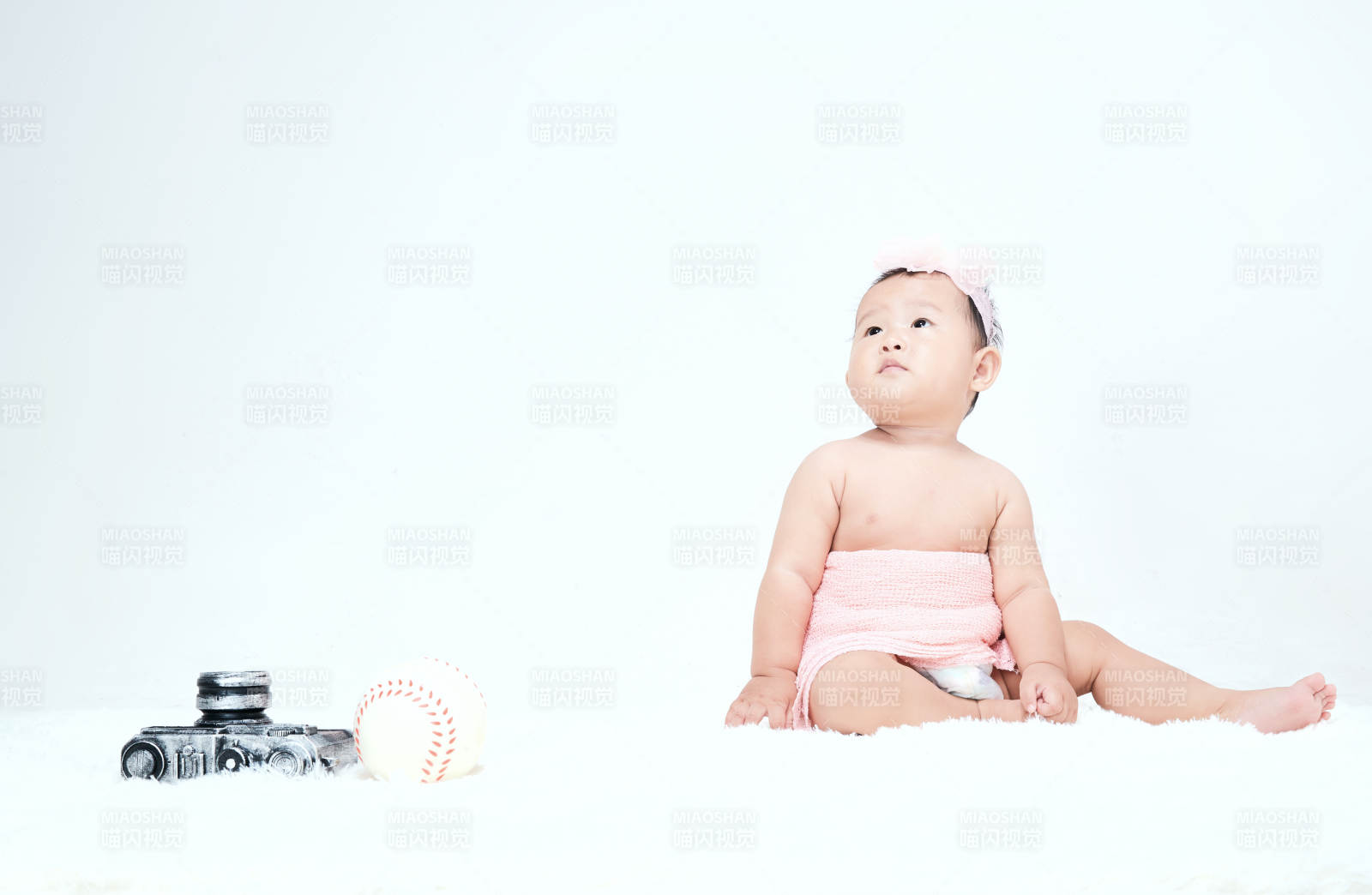 可愛的寶寶在毛茸茸的墊子上玩耍