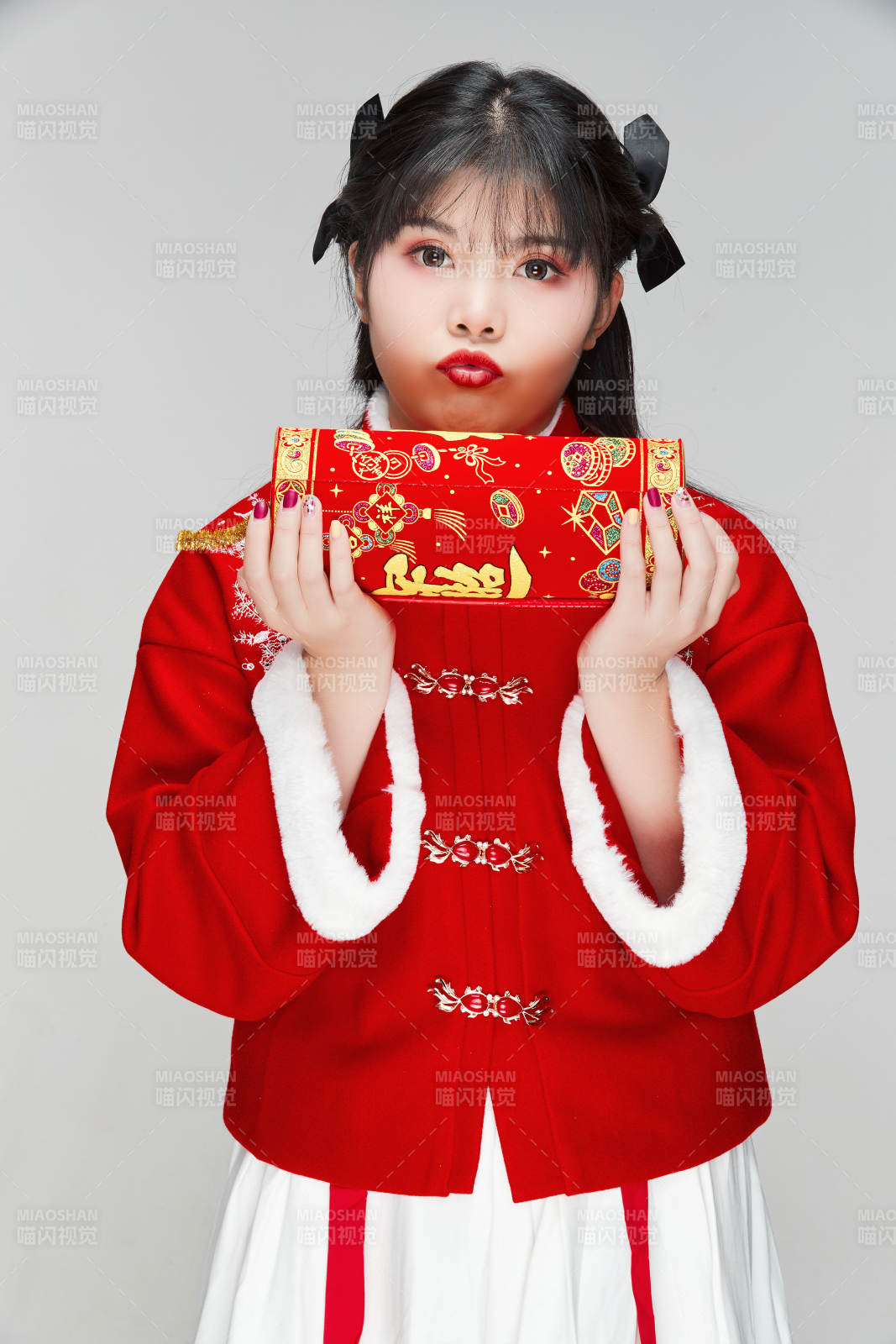 懷抱爆竹身穿喜慶漢服的可愛少女