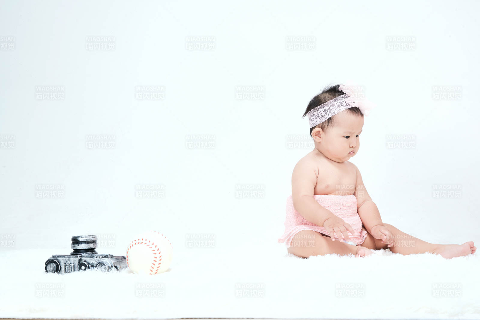 可爱的宝宝在毛茸茸的垫子上玩耍