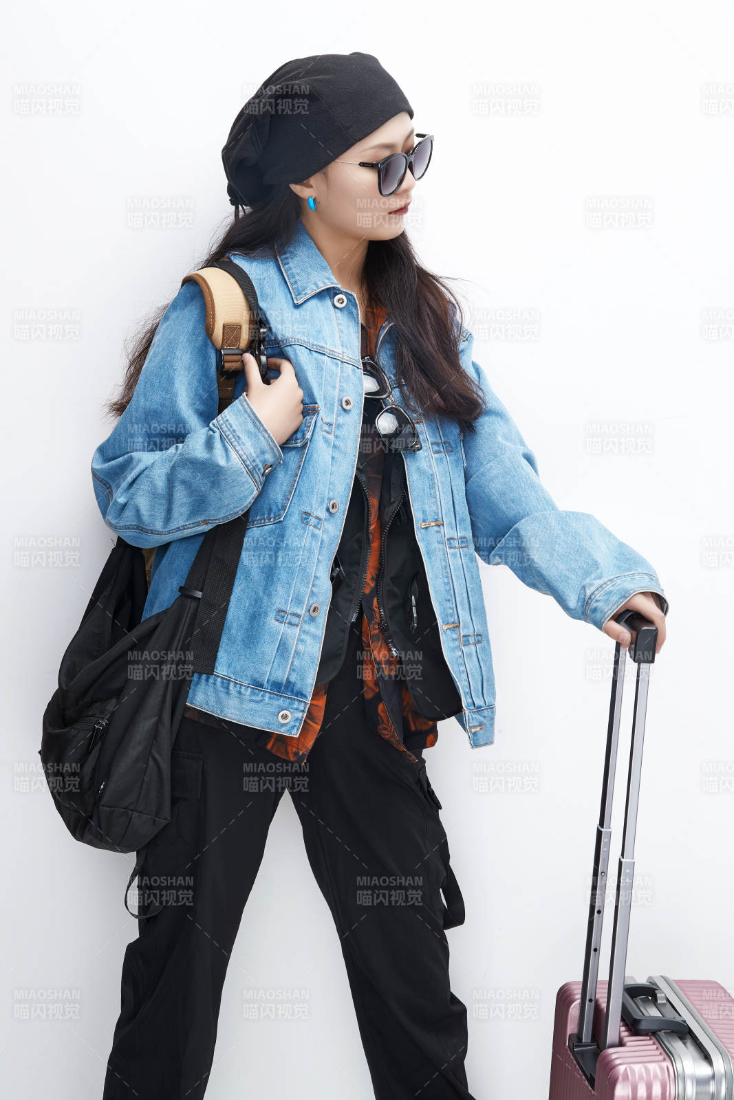 白色背景下準備出發旅行的美麗東方女大學生