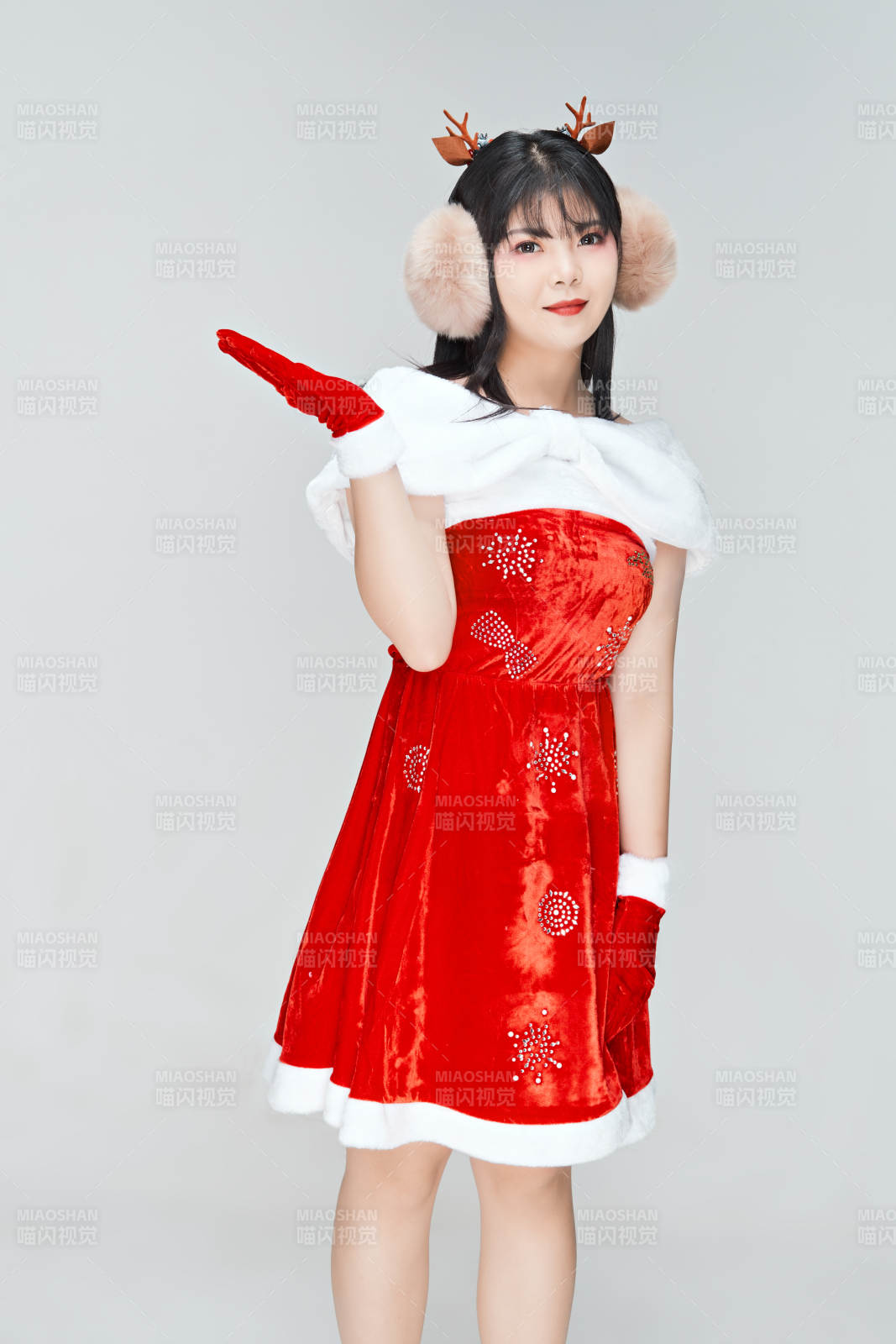 身穿圣誕服飾的性感可愛亞洲少女